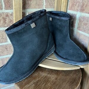 EMU AUSTRALIA Unisex Platinum Stinger Slim Lo Sheepskin Boot Black Size W10/M9
